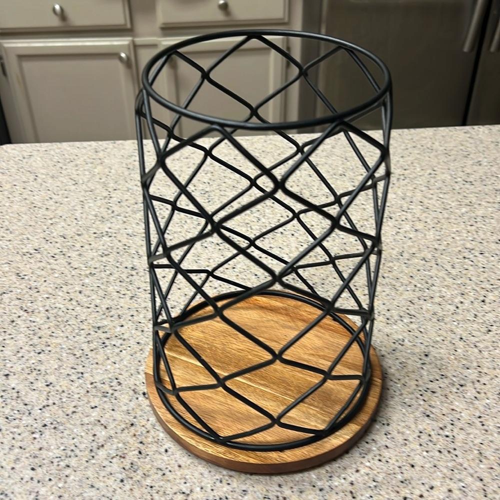 Coffee pod holder on spinning base. In very good condition.